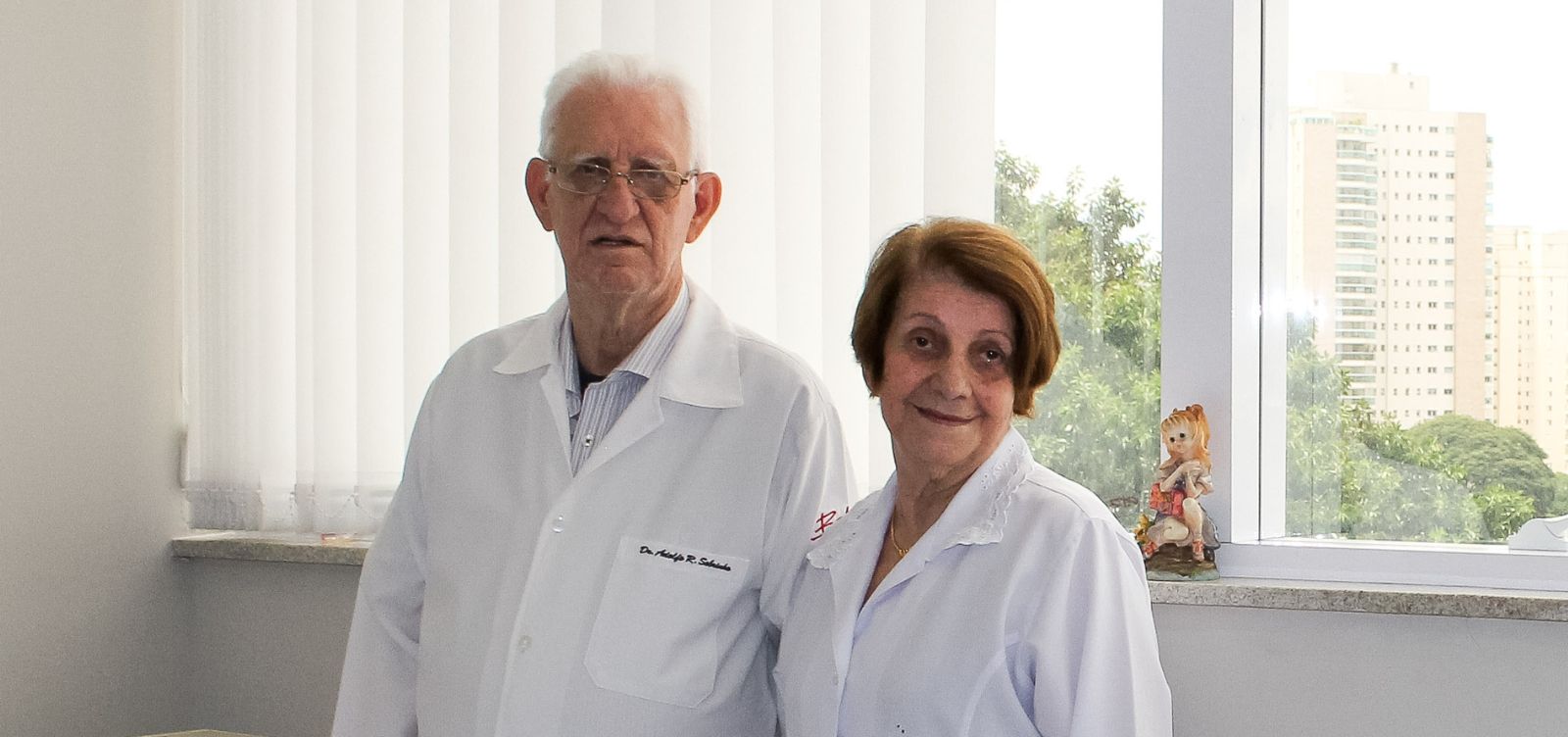 Dr. Adolfo e Dra. Marineide juntos no centro médico.